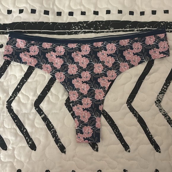 3 new pairs of thongs - Picture 3 of 11